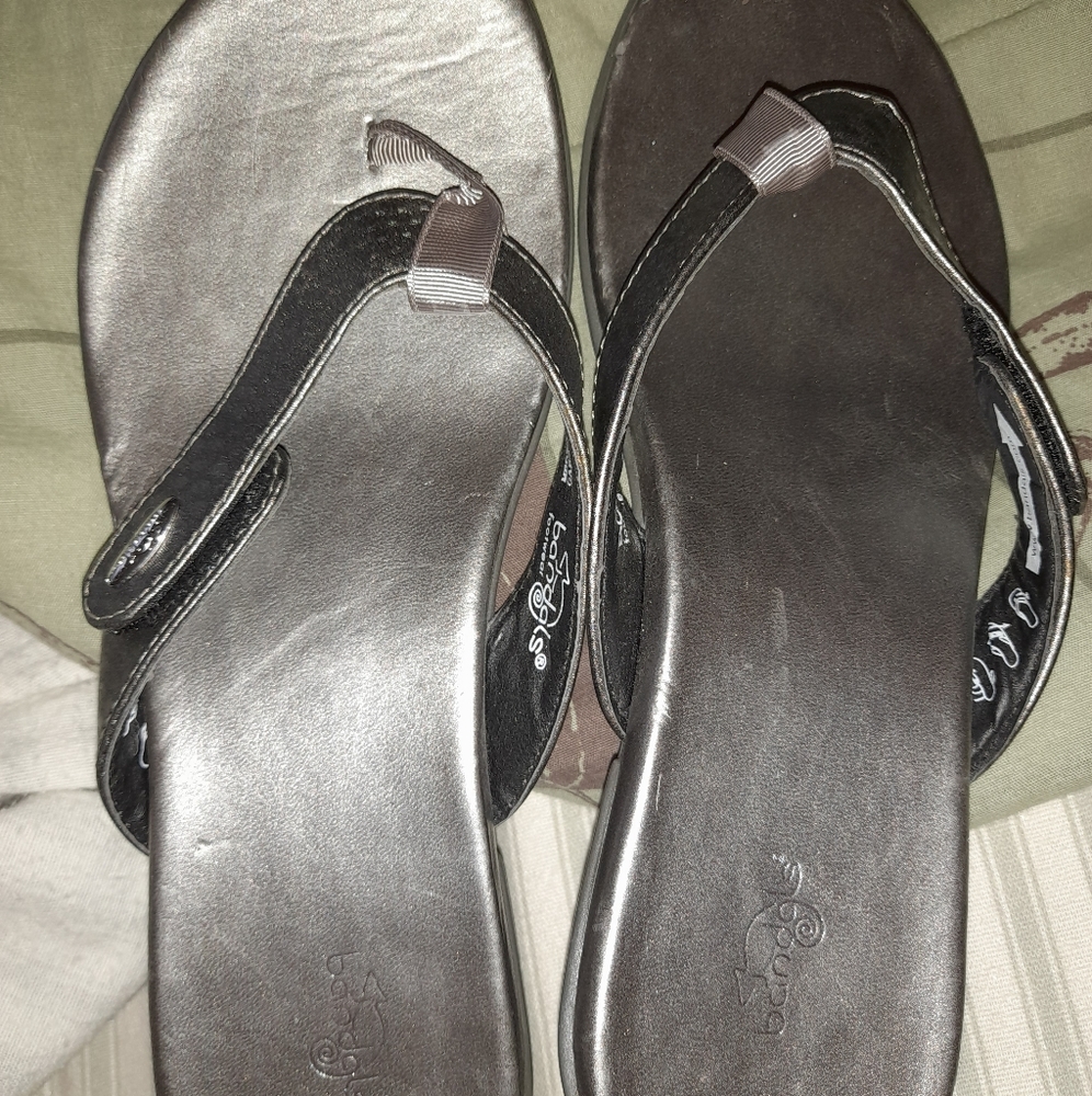 Bandals Silver/Grey Size 9 comes with 2 addirional straps